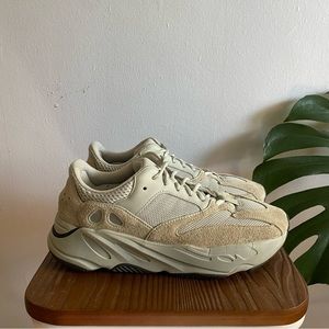 Yeezy Boosts 700 Salt - mens 9.5